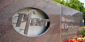 To λογότυπο της Pfizer στα κεντρικά της στις ΗΠΑ