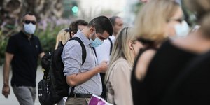 Πολίτες με μάσκα στο κέντρο της Αθήνας