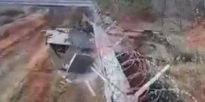H στιγμή που το τανκ γκρεμίζει τον φράκτη αεροδρομίου στη Ρωσία