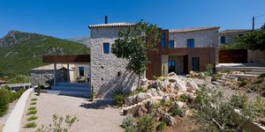 Rusted mill house: Περιήγηση στη βίλα της Μάνης