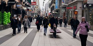 Η «καλημέρα» ακούγεται σπάνια ακόμη και στους εμπορικούς δρόμους της Στοκχόλμης