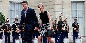 H Τιφέν Οζιέρ και ο άντρας της, Αντουάν, έξω από το Ελυζέ