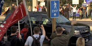 O πρόεδρος των ΗΠΑ Ντόναλντ Τραμπ χαιρετά οπαδούς του μέσα από τη λιμουζίνα