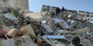 Κατέρρευσαν κτίρια στη Σμύρνη από το σεισμό