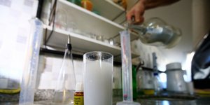 Παραγωγή ρακής σε ιδιωτικό αποστακτήριο στην Τουρκία 