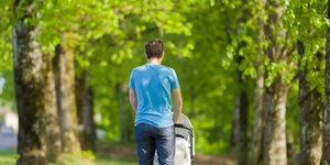 άδεια πατρότητας πατέρας με καρότσι