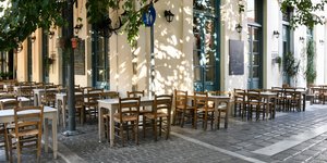 αδεια τραπεζακια καρεκλες