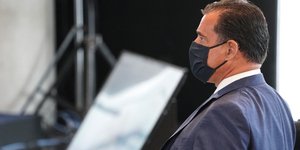 Ο Αδωνις Γεωργιάδης με μάσκα