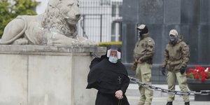 πολωνια ιερεας με μασκα