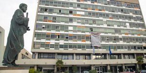αγαλμα εξω απο το ΑΠΘ