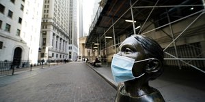 Αγαλμα με μάσκα στην Γουόλ Στριτ