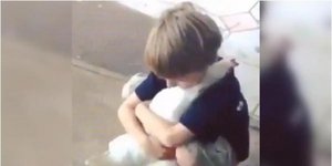 αγόρι αγκαλιάζει κότα