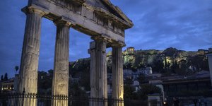 Η Ακρόπολη από τη ρωμαϊκή αγορά σούρουπο