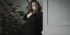 Χαρις Αλεξίου μαυρο γαντι 