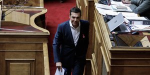 Ο Αλέξης Τσίπρας περπατά προς το βήμα της Βουλής