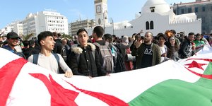 Μαθητές με σημαία της Αλγερίας σε διαδήλωση