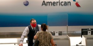 Υπάλληλος της American Airlines μιλά σε επιβάτη