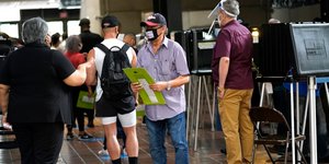 Ουρές έξω από τα εκλογικά κέντρα στη Φλόριντα
