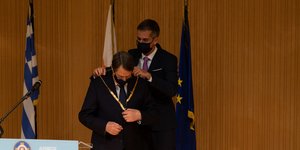 Ο Μπακογιάννης περνά τιμητικό μετάλλιο στον Νίκο Αναστασιάδη