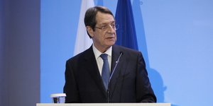 Νίκος Αναστασιάδης κοιταζει πλαγια