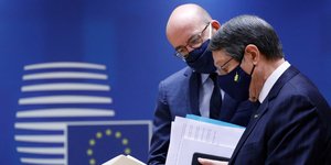 Με μάσκες Αναστασιάδης και Μισέλ εξετάζουν κάποιο έγγραφο