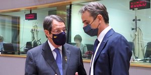 Αναστασιάδης και Μητσοτάκης συνομιλούν