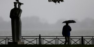 Άνδρας με ομπρέλα στη λίμνη Παμβώτιδα στα Ιωάννινα