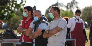 Ανδρες με μάσκες στην Πάτρα