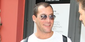 Ο Αντίνοος Αλμπάνης με λευκό t-shirt