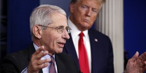 Άντονι Φαούτσι και στο φόντο Ντόναλντ Τραμπ