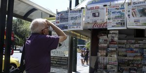 αντρας διαβαζει εφημεριδες περιπτερο