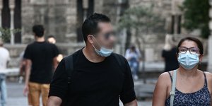 με μασκες πισω εκκλησια