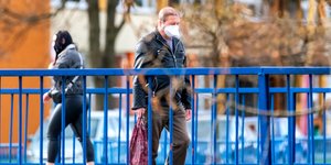 αντρας μασκα μπλε καγκελα