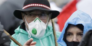 αντρας με μαυρο καπελο μασκα 