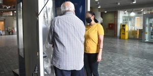 αντρας πλατη γυναικα κιτρινα
