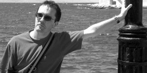 αντρας χερι σε κολωνα 