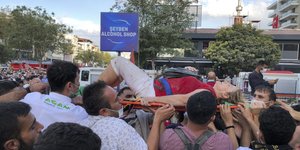 Γυναίκα απεγκλωβίζεται από κτίριο που κατέρρευσε μετά τον σεισμό 6,7 Ρίχτερ στη Σμύρνη