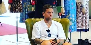 Άνδρας περιμένει γυναίκα σε ψώνια η απελπισία ζωγραφισμένη στο πρόσωπό του