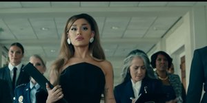 Η Αριάνα Γκράντε με στιλ «Όντρεϊ Χέπμπορν» στο νέο της βίντεο κλιπ