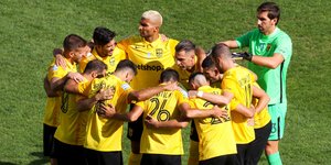 Παίκτες του Αρη αγκαλιάζονται