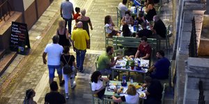 αριστερα πεζοι δεξια τραπεζια