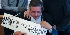 Πρύτανης με ταμπέλα περασμένη στον λαιμό
