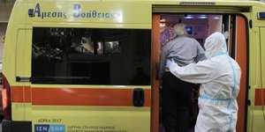 Ηλικιωμένος μπαίνει σε ασθενοφόρο