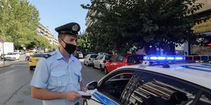 Αστυνομικός με μάσκα για τον κορωνοϊό στους δρόμους της Αθήνας