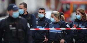 Αστυνομικοί στη Γαλλία με μάσκες μετά την επίθεση στη Νίκαια