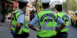 Αστυνομικοί της Τροχαίας Αθηνών με γιλέκα και μάσκα