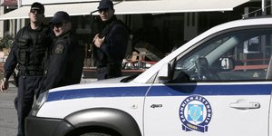 Ανδρες της ΕΛΑΣ μπροστά από περιπολικό