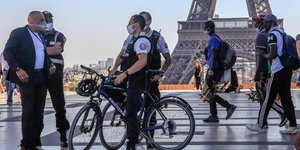 Αστυνομικοί κάνουν ελέγχους στο Παρίσι