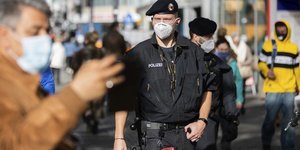 αστυνομικος με μασκα 