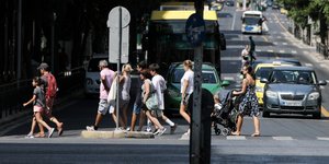 Κόσμος περνά διάβαση στο κέντρο της Αθήνας